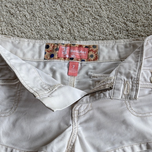 Vintage Hollister Women's Cream Cargo Shorts - Picture 6 of 12